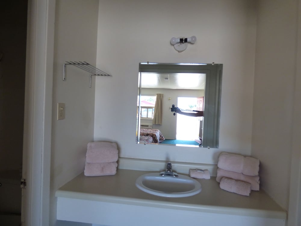Room, 2 Queen Beds photo 3