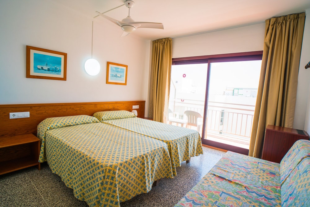 Habitación Doble Superior, Balcón, Vista a la Piscina (2 Adultos + 1 Niño)