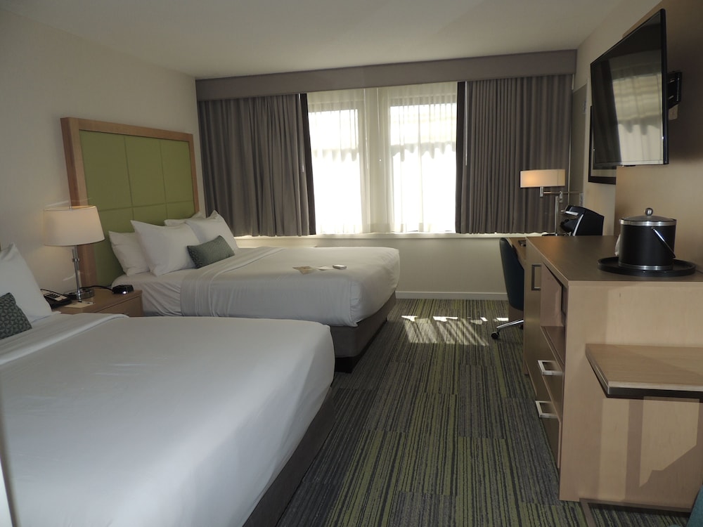 Room, 2 Queen Beds, Bathtub