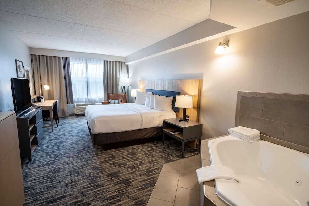 Suite, 1 King Bed, Non Smoking, Jetted Tub - Photo 1