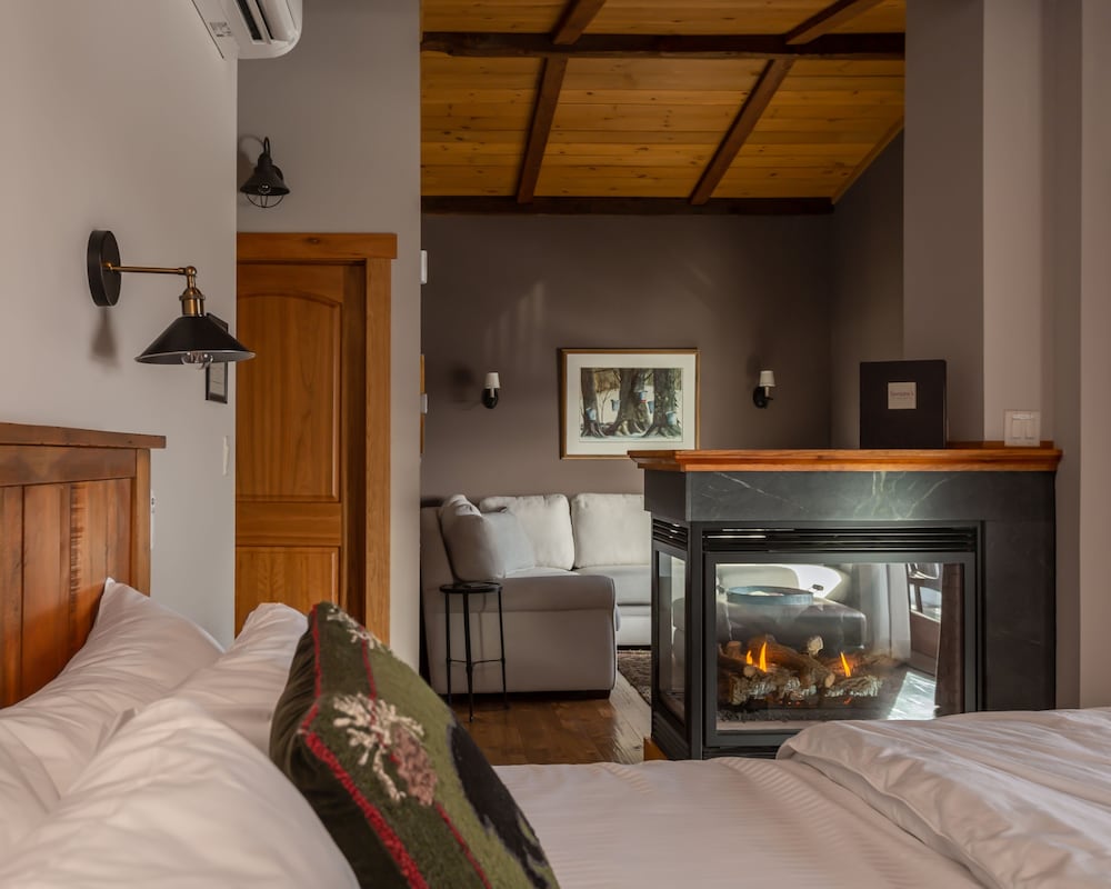 Signature Suite, 1 King Bed - Photo 1