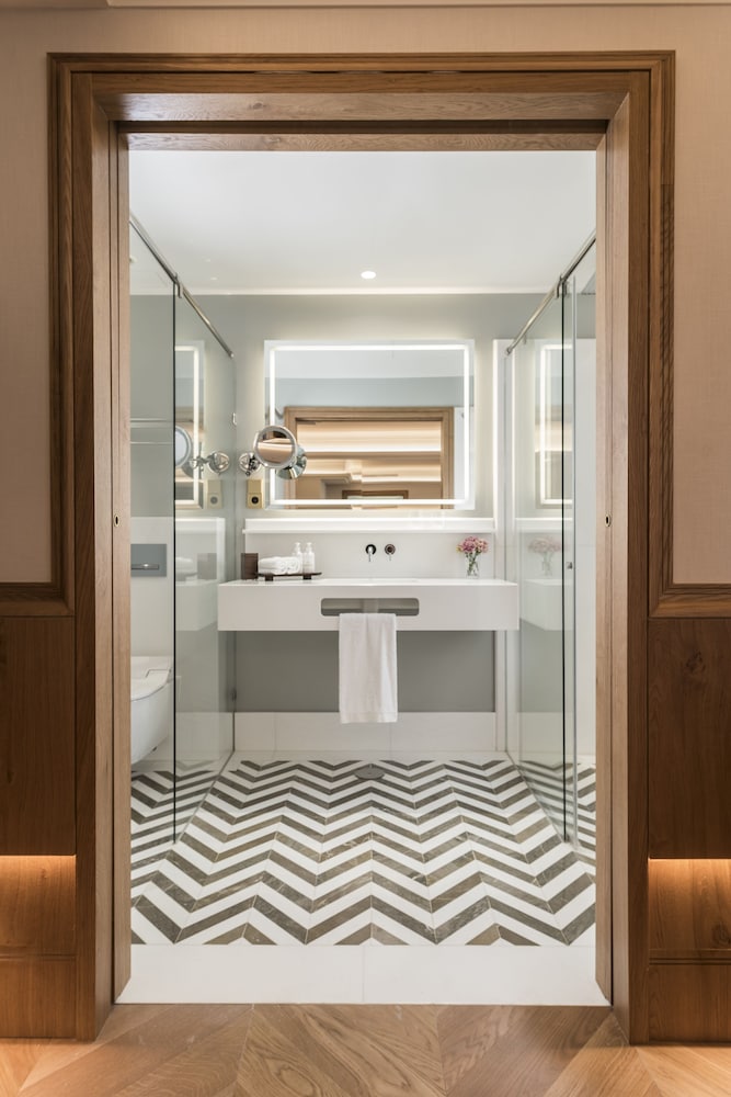 Superior Double or Twin Room thumbnail 5