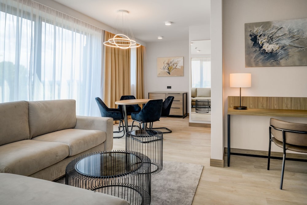 Suite, 1 Bedroom, Terrace - Photo 13