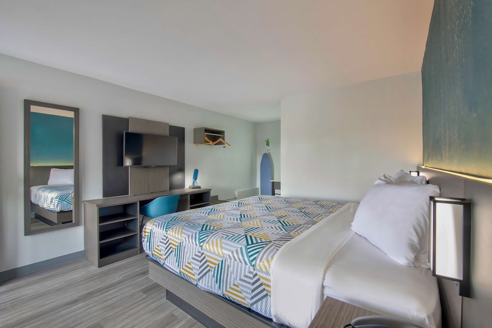 Standard Suite, 1 King Bed, Non Smoking, Kitchenette - Photo 3