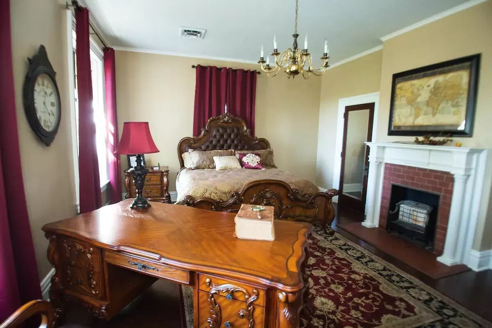 Business Room (Shared Bathroom)