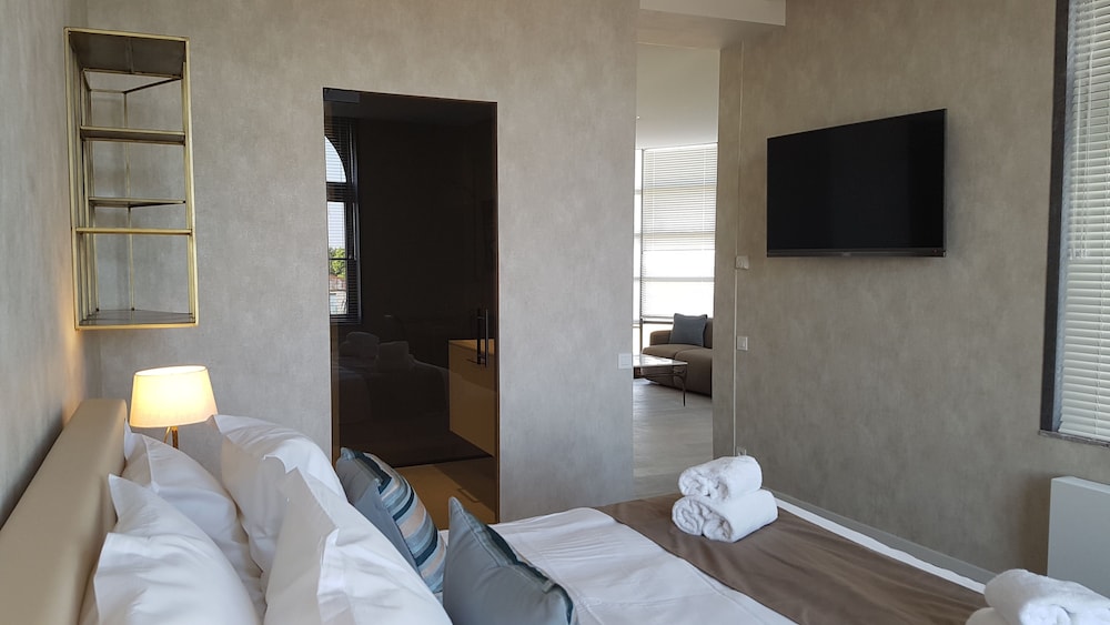 Suite, 1 King Bed photo 3