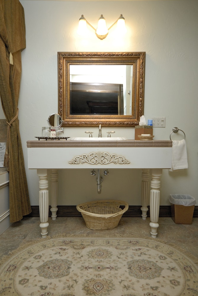 Premium Suite, 1 Queen Bed (The Sage Suite) photo 2