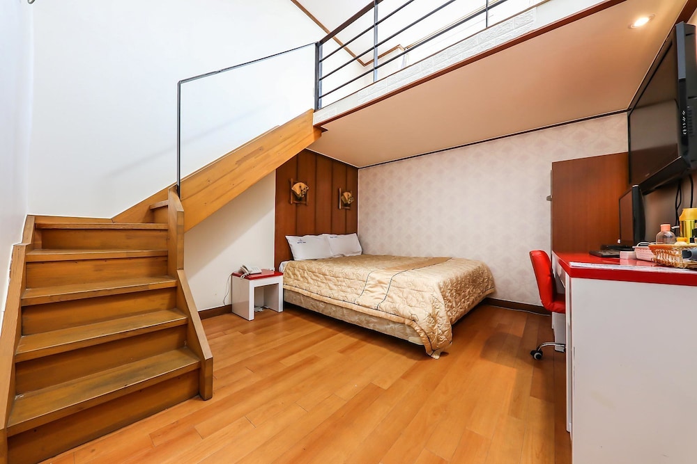 Duplex - Photo 1