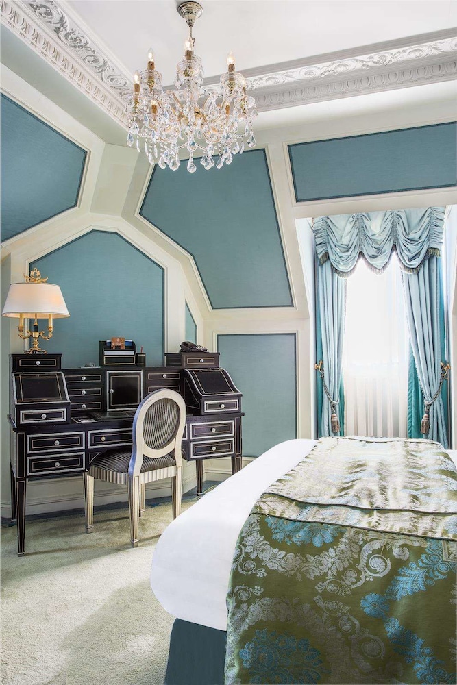 Deluxe Room, 1 Queen Bed photo 3