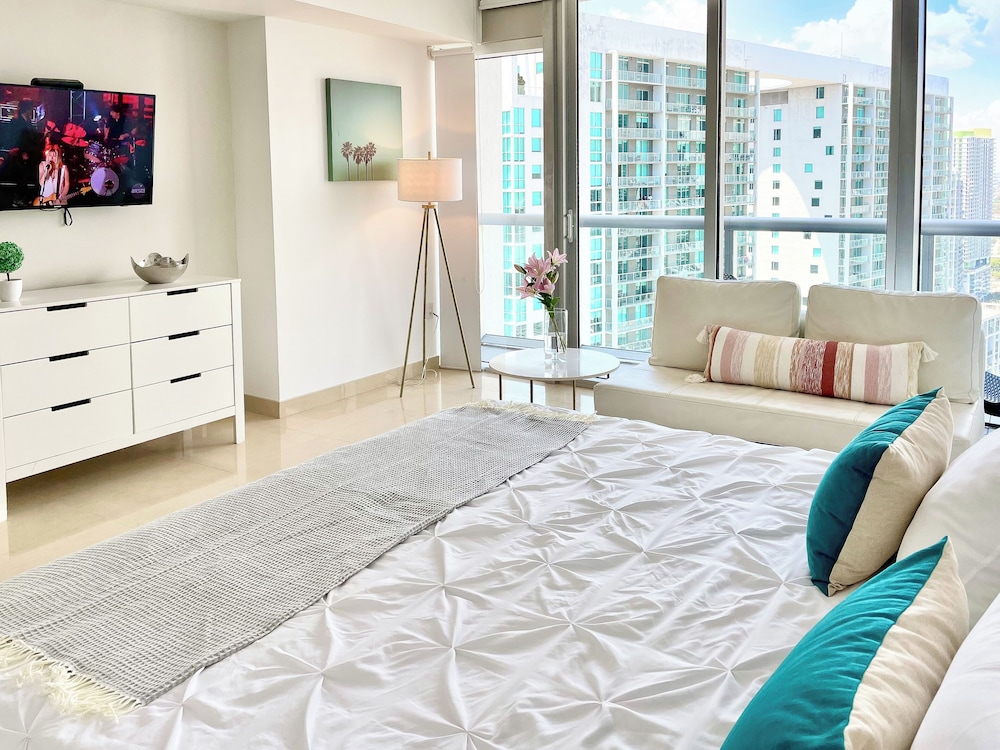 Business Studio Suite, 1 Queen, Balcony, City/River ViewÂ 3705