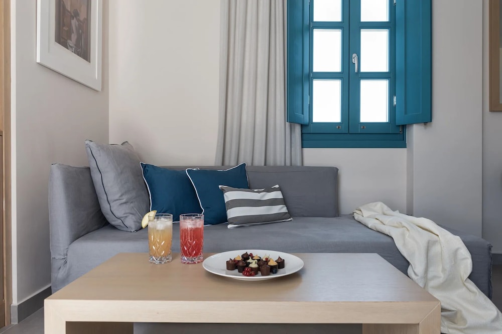 Suite (Santorini Sunrise) - Photo 3