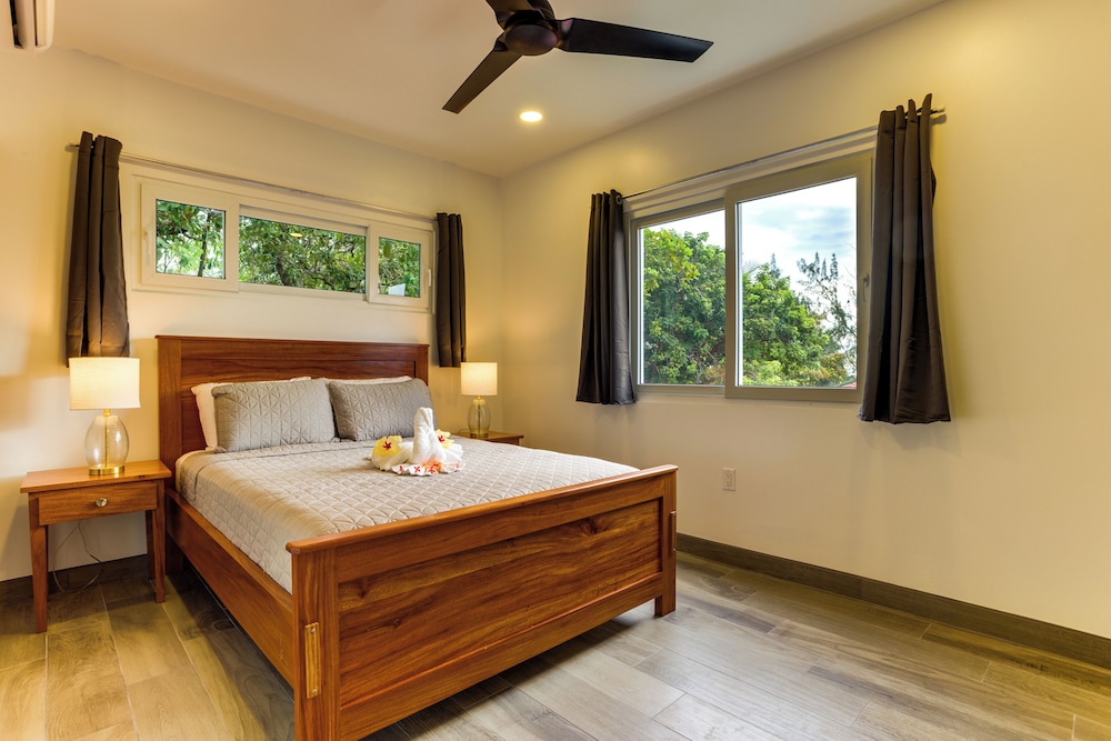 One Bedroom Beach house with Beach View
