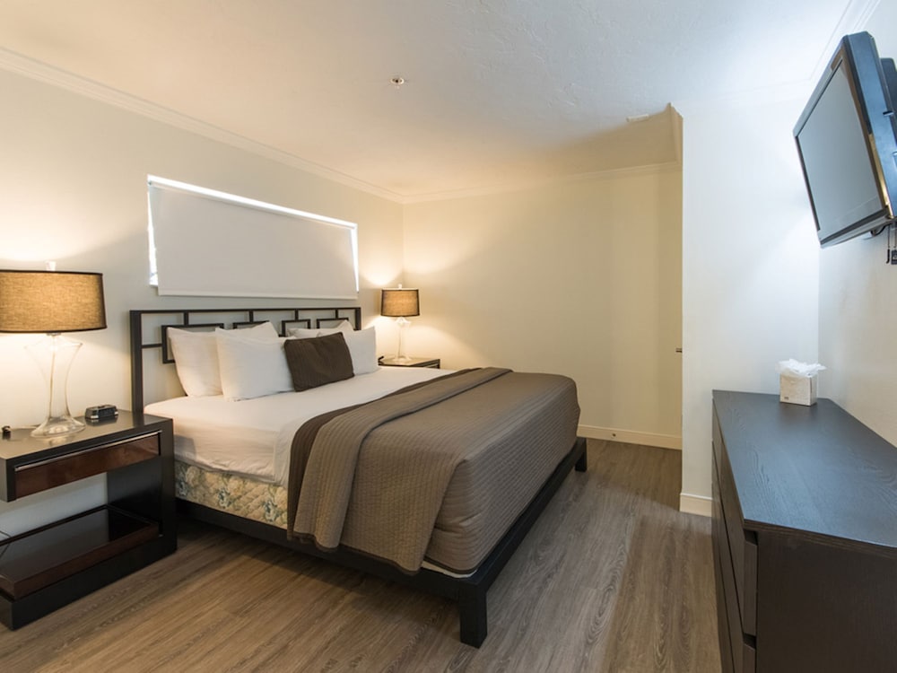 Deluxe Suite, 1 King Bed - Photo 1