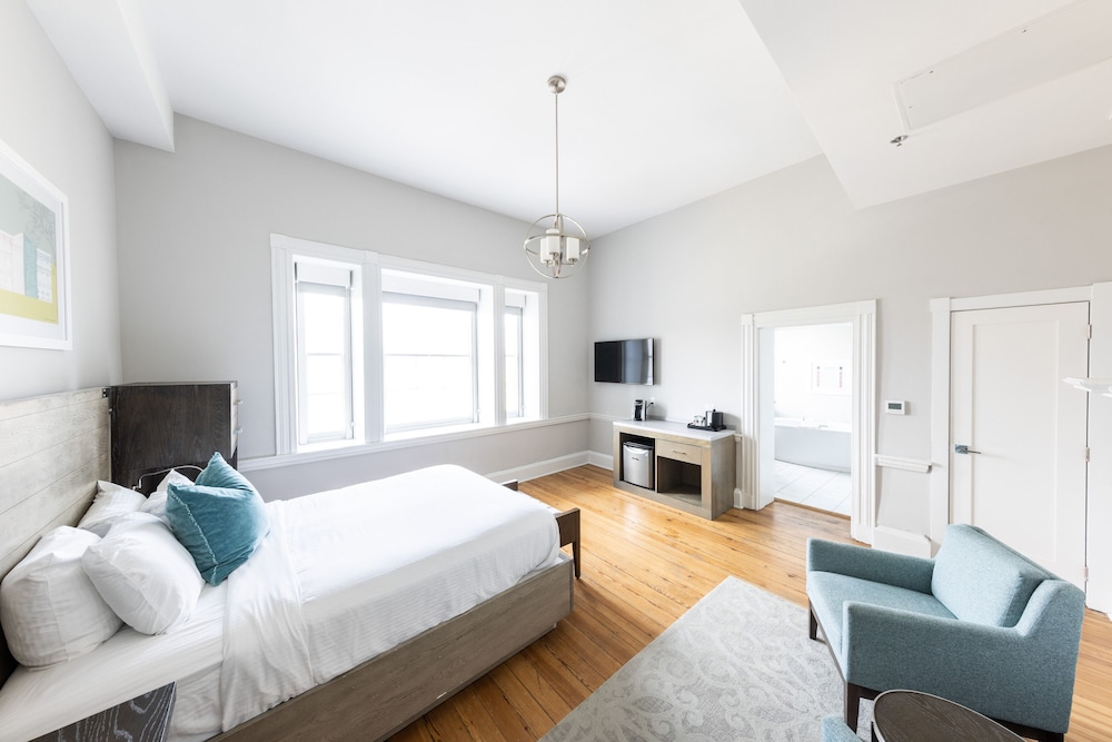 Deluxe Room, 1 Queen Bed, Bathtub photo 3