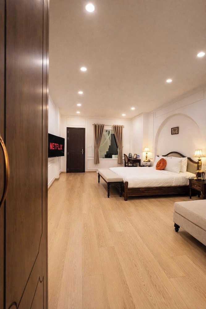 Silver Suite with Sofa Bed photo 2
