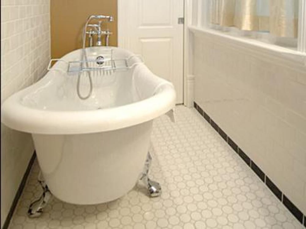 Standard Double Room, Ensuite (Queen Victoria) photo 3