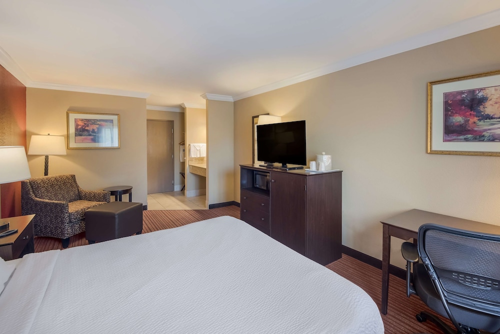 Standard Room, 1 Queen Bed, Non Smoking, Refrigerator & Microwave photo 3