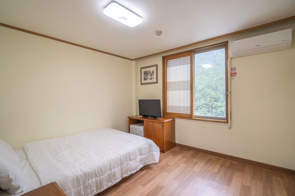 R01) Bed Room for 2 people (No Kitchenette) photo 2