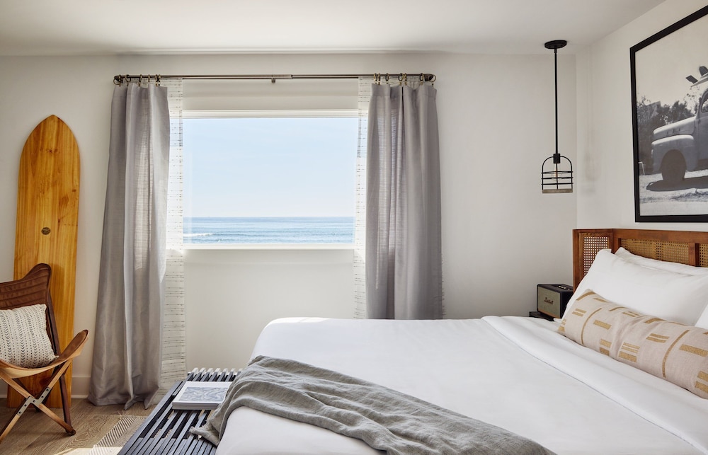 Deluxe King Side Ocean View photo 1
