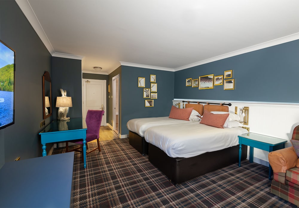 Contemporary Twin or Double Room with Loch View - Photo 2