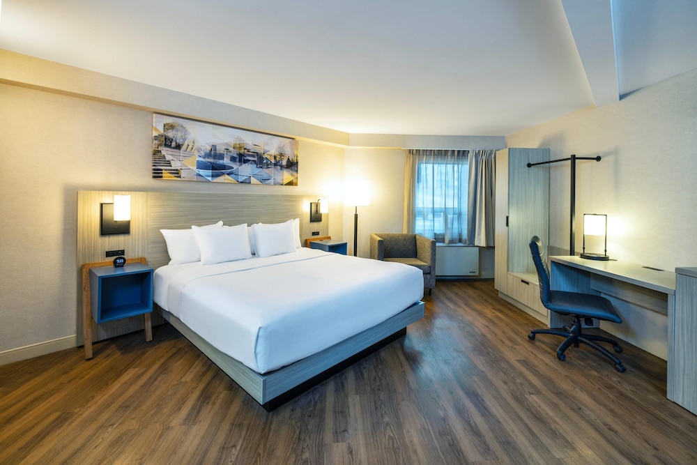 Room, 1 King Bed with Sofa bed, Non Smoking (Upgrade) - Photo 2