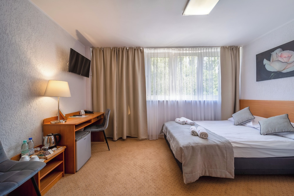 Standard Room, 1 Double Bed, Non Smoking, Ensuite - Photo 1