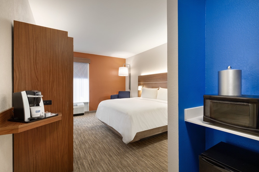Standard Room, 1 King Bed, Accessible - Photo 7