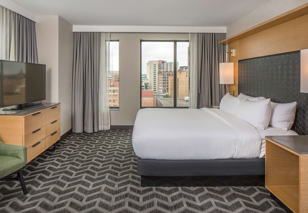 Suite, 1 King Bed, Accessible, Bathtub photo 3