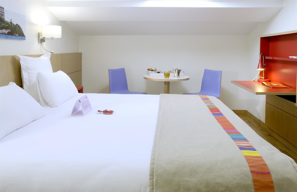 Superior Room, 1 King Bed, Non Smoking - Photo 5