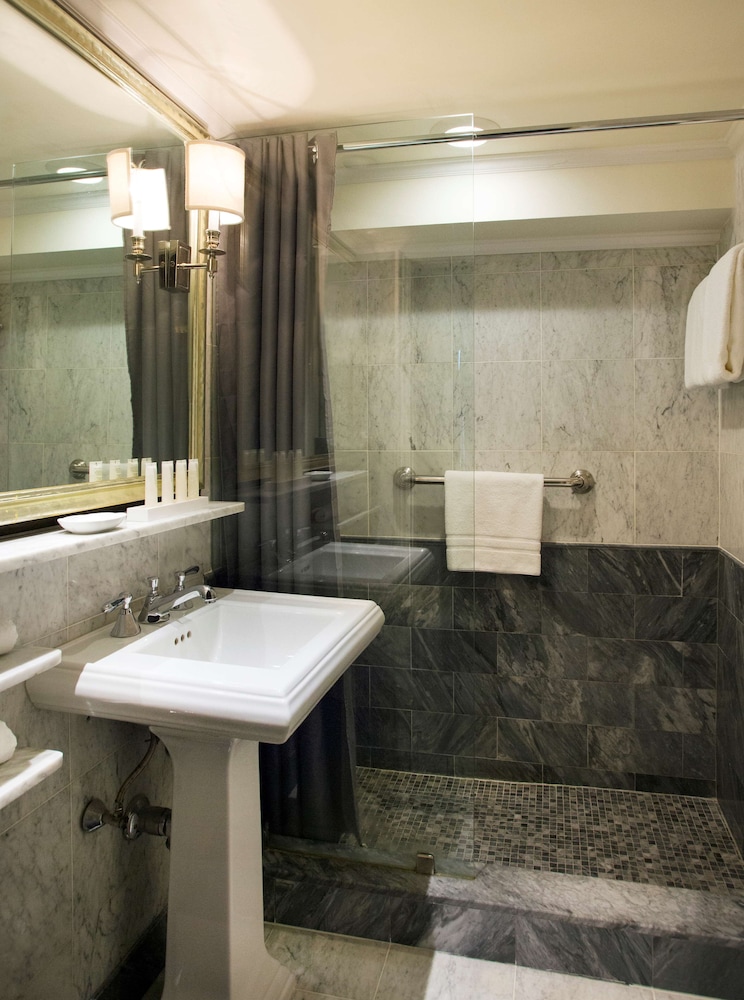 Suite, 2 Double Beds thumbnail 6