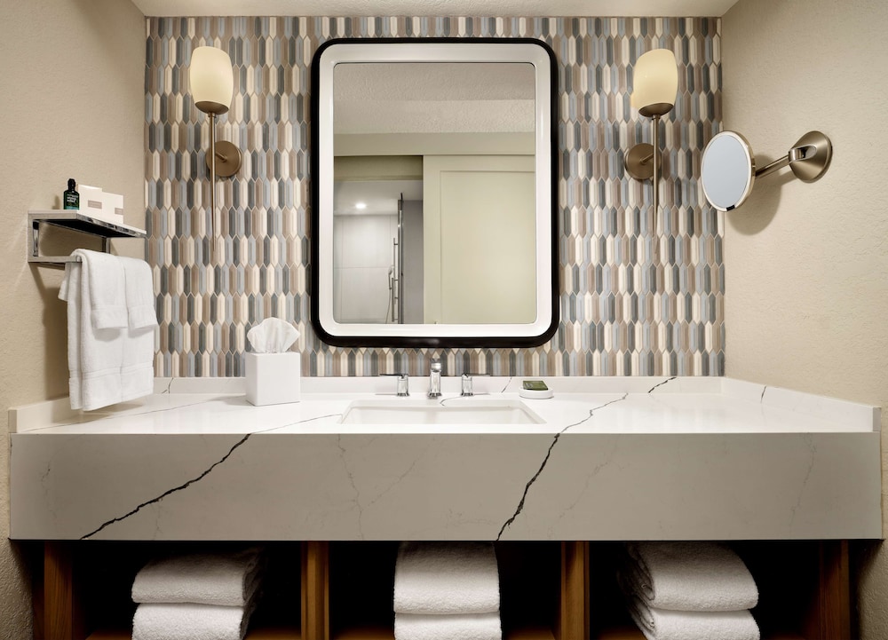 Royal Suite, 1 King Bed, Pool View thumbnail 6