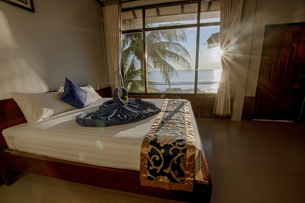 Premium Double Room, 1 King Bed, Balcony, Sea View