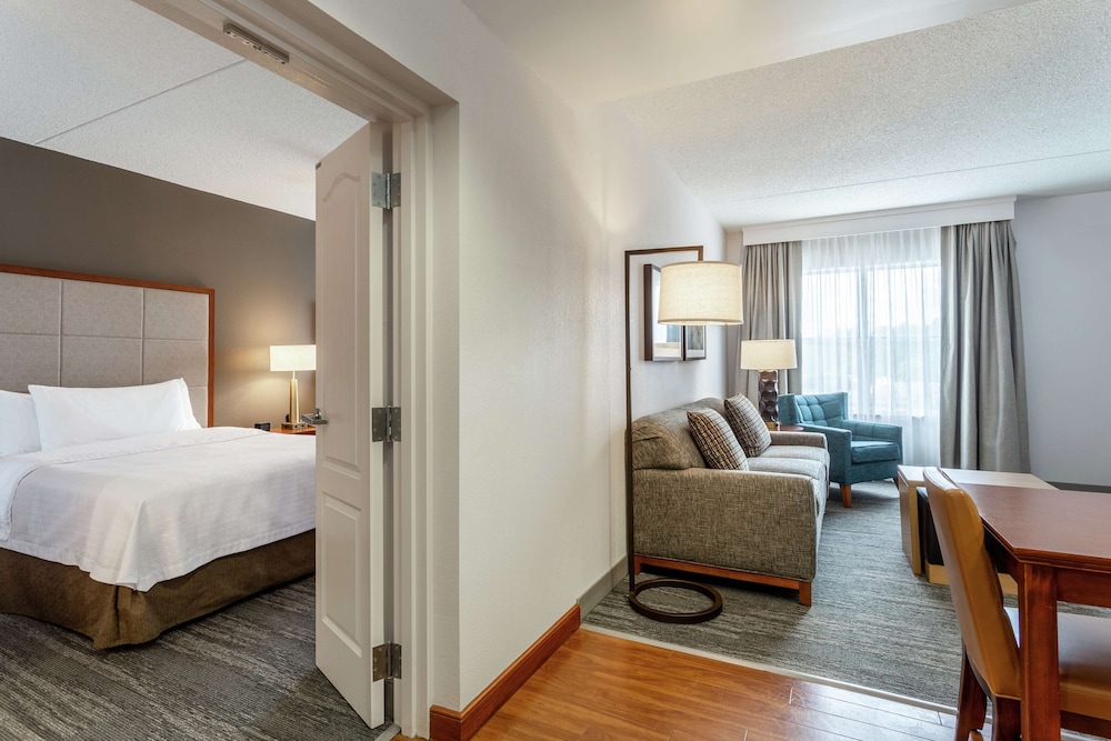 Two Bedroom Two Bathroom Suite, 1 King Bed and 2 Queen Beds Accessible (Mobility & Hearing) - Photo 1