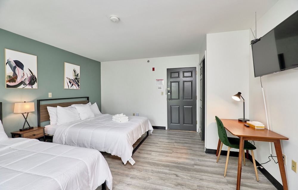 Family Quadruple Room, 2 Queen Beds, Non Smoking, Private Bathroom