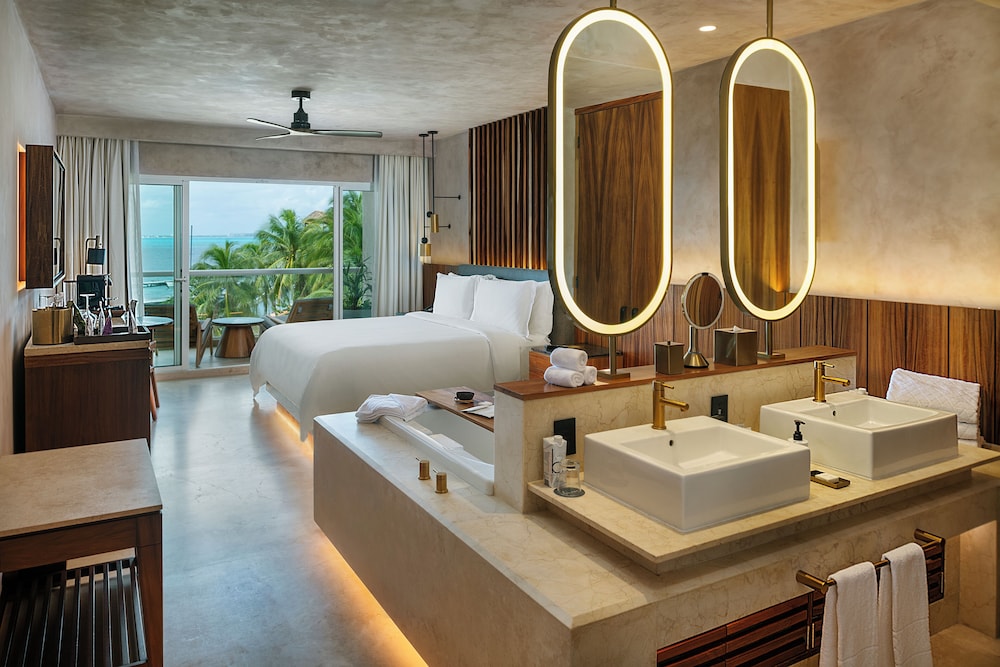 Deluxe Room, 1 King Bed, Balcony, Oceanfront (Guest Room)