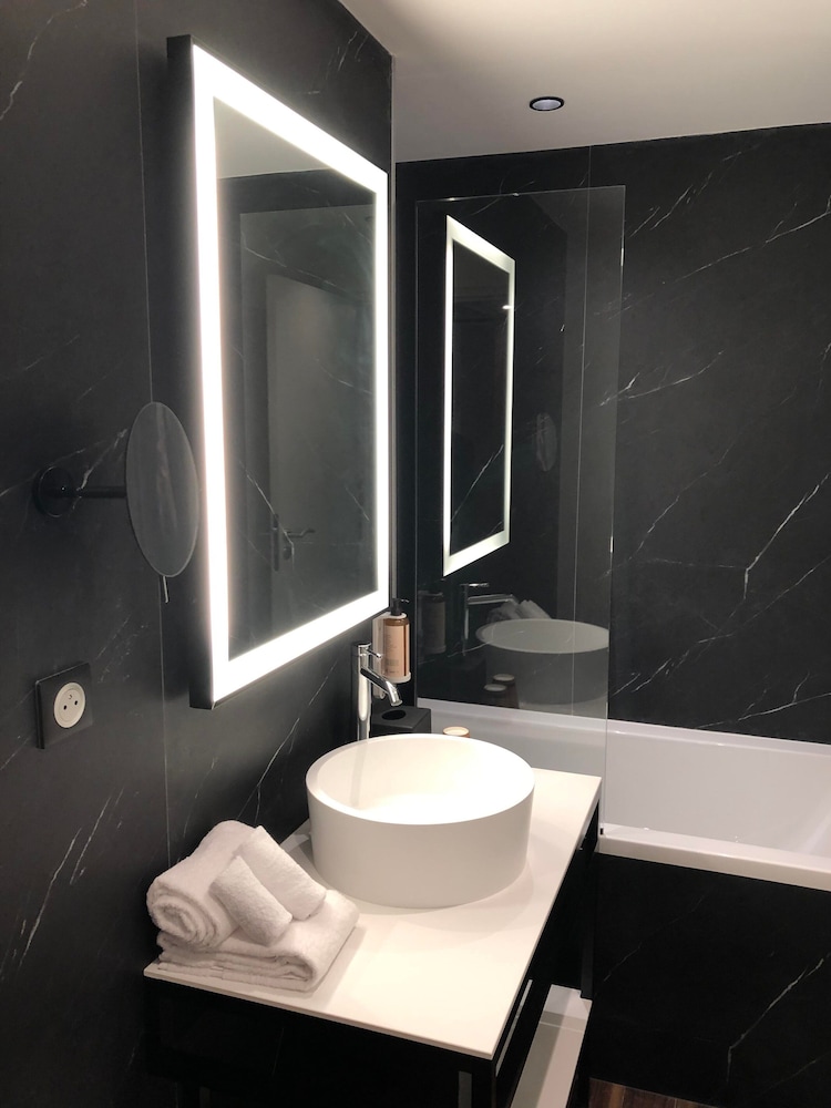 Executive Room, 1 King Bed, Non Smoking, Bathtub - Photo 5