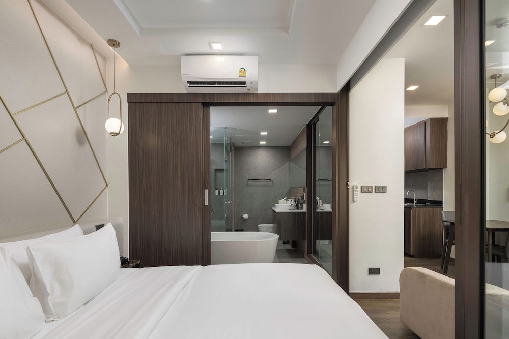 Premier Room, 1 King Bed, Bathtub - Photo 16