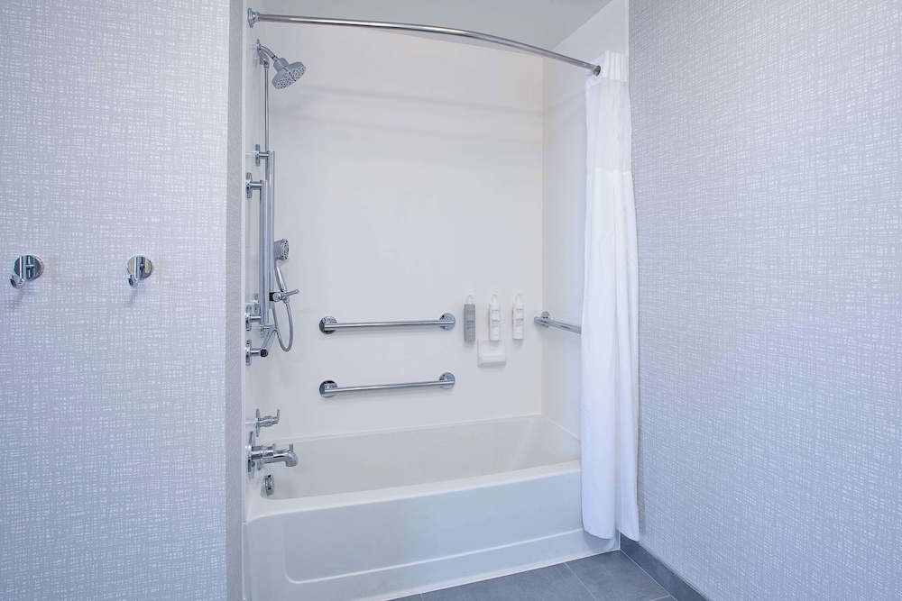 1 King Mobility/Hearing Access w/Sofabed & Tub, Non-Smoking - Photo 3