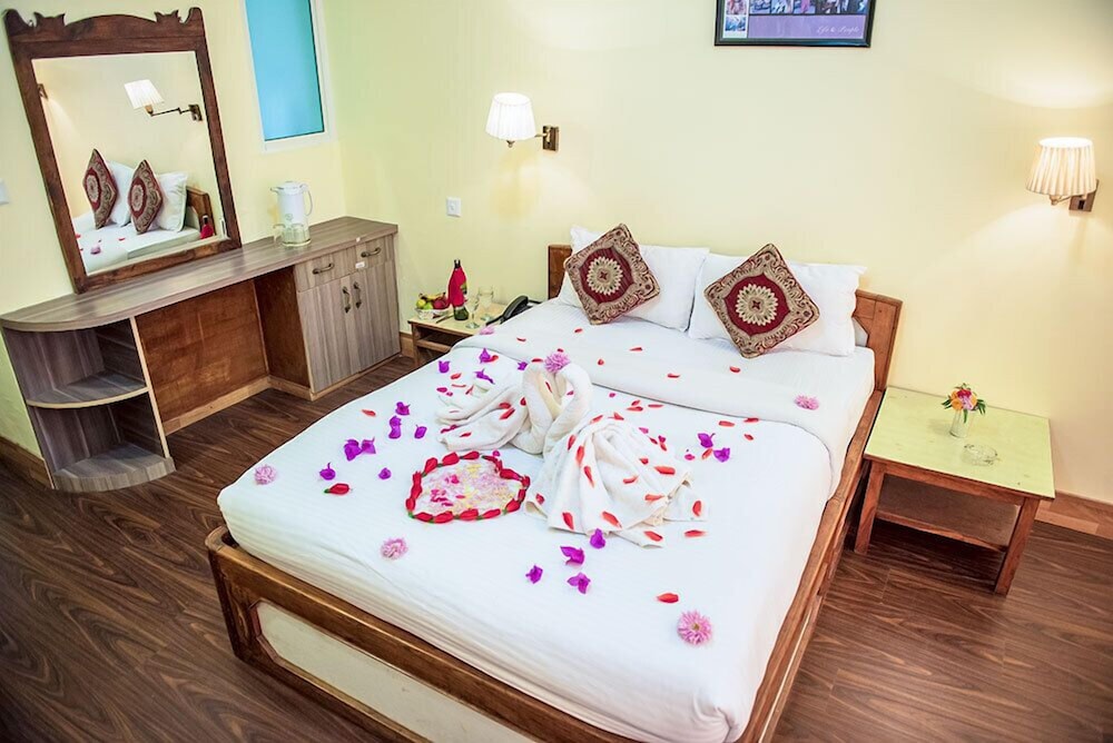 Deluxe Single Room, 1 King Bed, Balcony, Mountain View photo 3