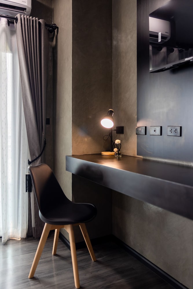 Standard King Room - Photo 10