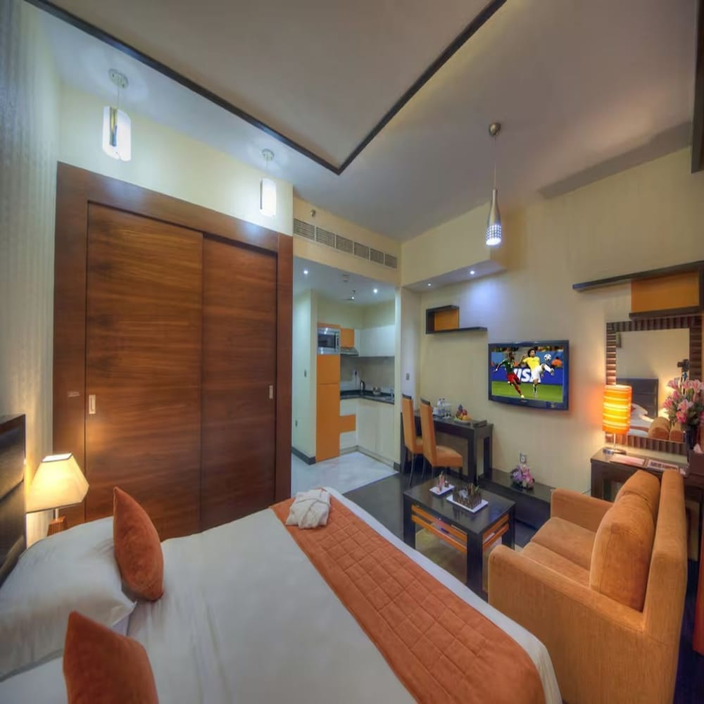 Deluxe Studio, 1 King Bed photo 2