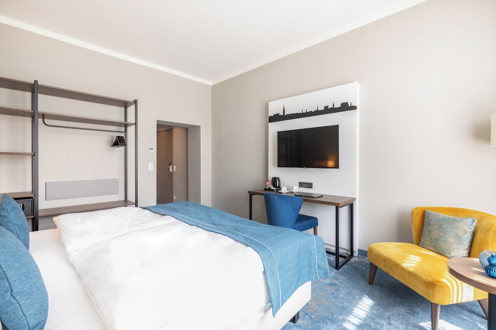 Standard Room, 1 Queen Bed - Photo 8