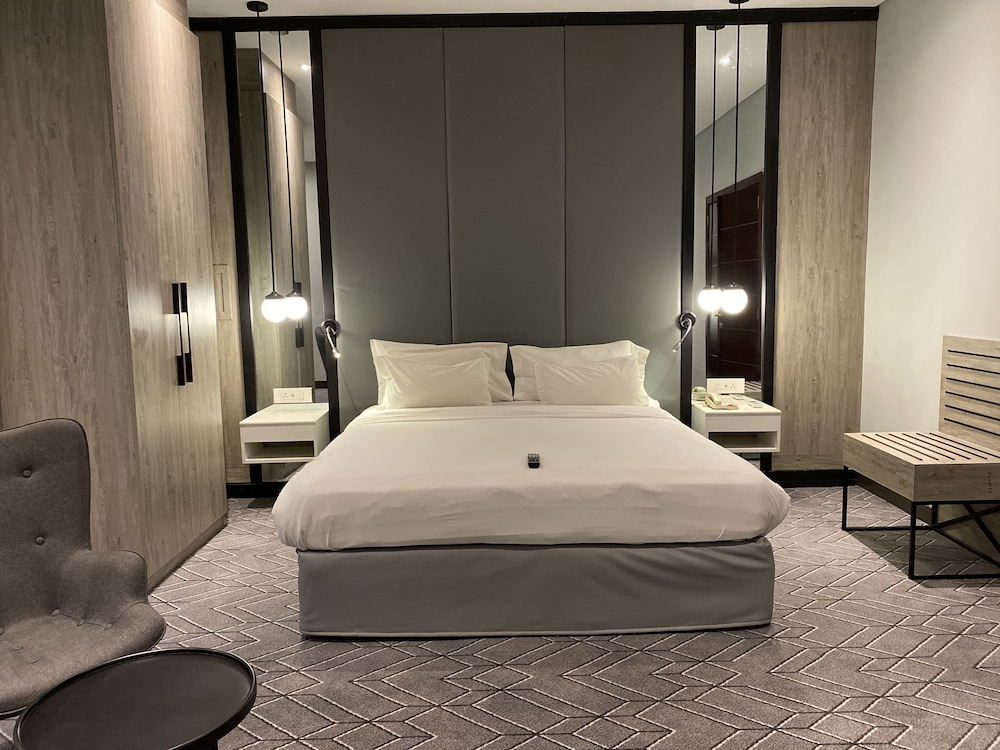 Suite, Pool View - Photo 19