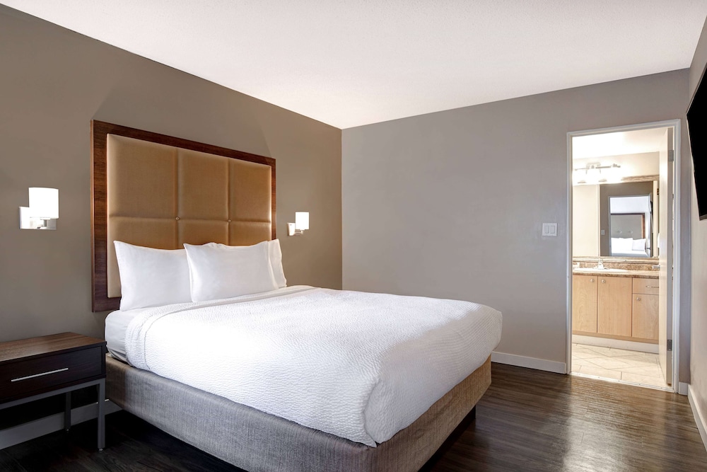 Upgraded, Room, Multiple Beds, Non Smoking - Photo 5