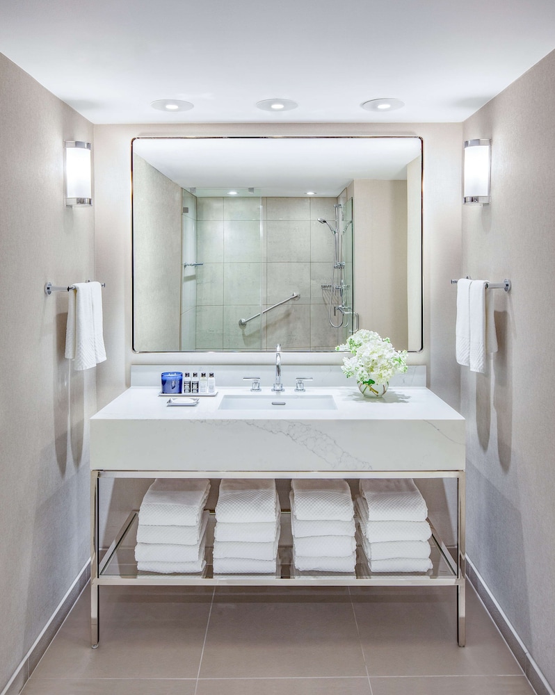 Room, 1 King Bed, Accessible, Corner (Hearing, Roll-in Shower) - Photo 7
