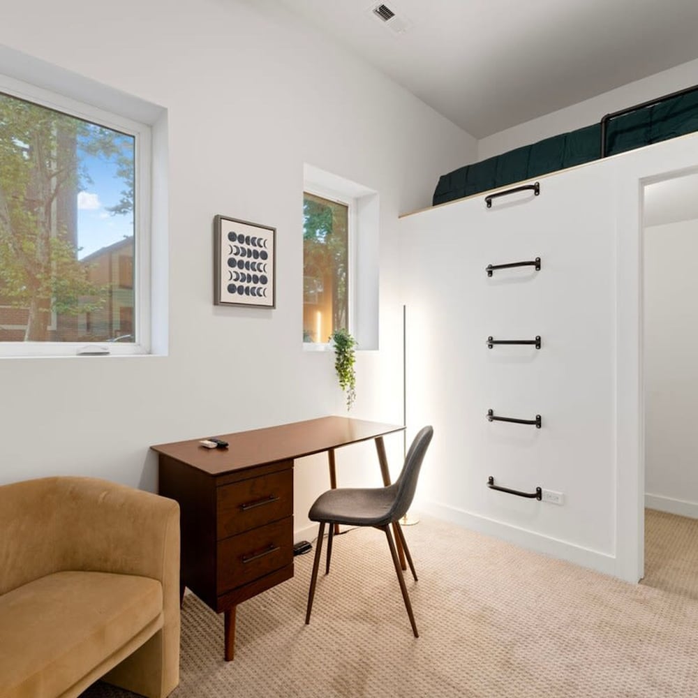 Chic 4-bedroom Haven Designer s Dream Home, Photo 16