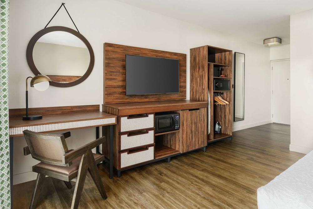 Room, 1 King Bed, Accessible (Mobility & Hearing, Roll-in Shower) thumbnail 6