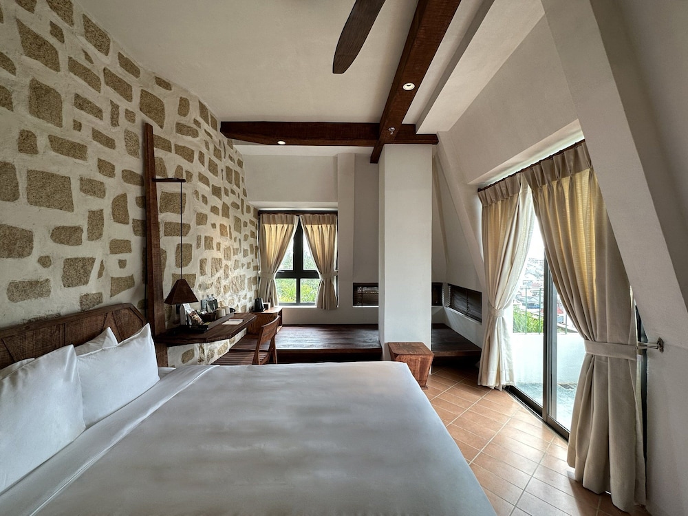 Signature Double Room, 1 King Bed, Bathtub, City View