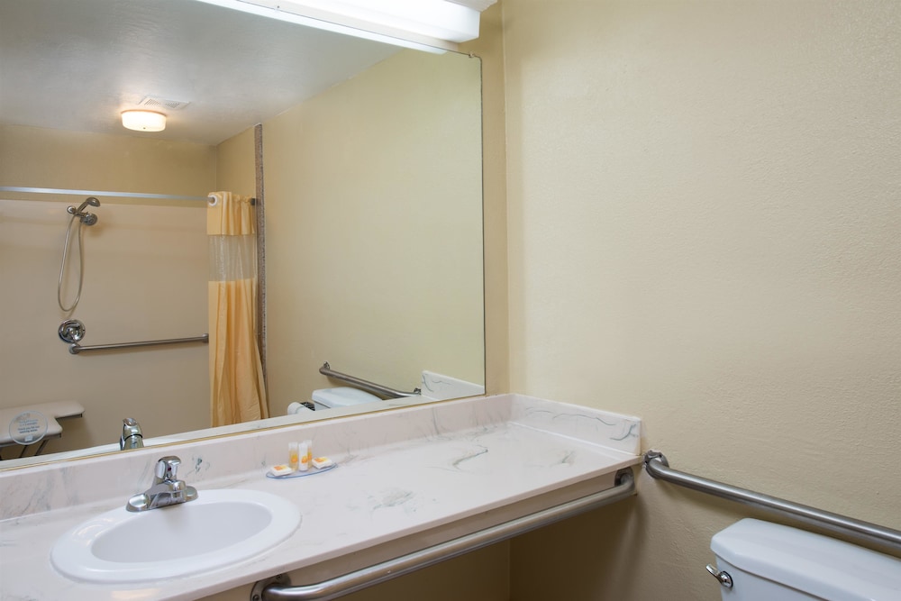 Room, 1 Queen Bed, Accessible, Non Smoking (Mobility/Hearing Impaired) - Photo 7