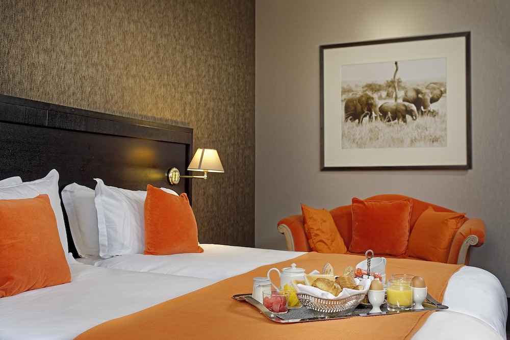 Family Suite, 1 King Bed, Non Smoking (with Sofabed) - Photo 2